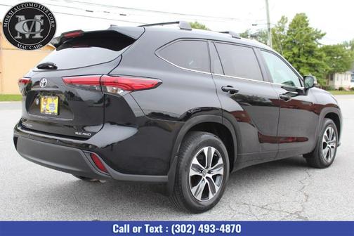 Midnight Black Metallic 2023 Toyota Highlander XLE