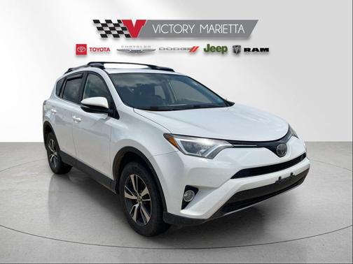 Super White 2018 Toyota RAV4 XLE