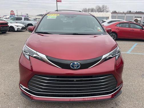 2025 Toyota Sienna Platinum