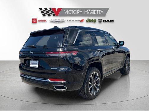 Diamond Black Crystal Pearl 2022 Jeep Grand Cherokee Overland