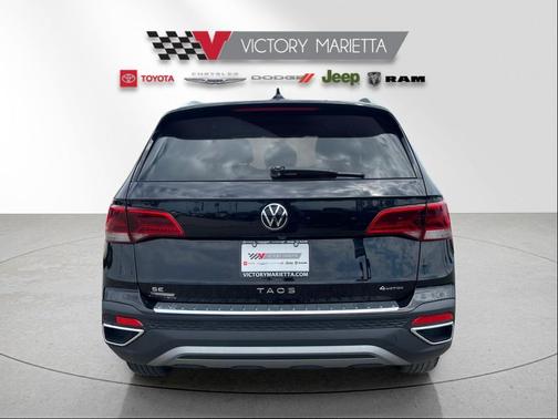 Deep Black Pearl 2024 Volkswagen Taos 1.5T SE