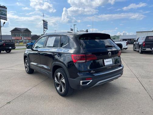 Deep Black Pearl 2024 Volkswagen Taos 1.5T SE
