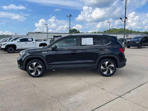 Deep Black Pearl 2024 Volkswagen Taos 1.5T SE