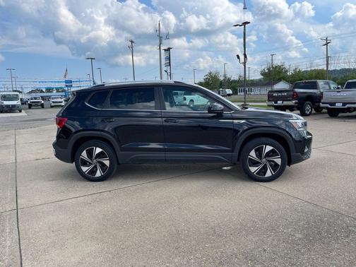 Deep Black Pearl 2024 Volkswagen Taos 1.5T SE