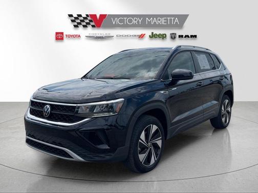 Deep Black Pearl 2024 Volkswagen Taos 1.5T SE