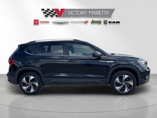 Deep Black Pearl 2024 Volkswagen Taos 1.5T SE