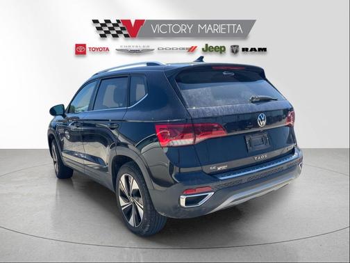 Deep Black Pearl 2024 Volkswagen Taos 1.5T SE