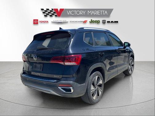 Deep Black Pearl 2024 Volkswagen Taos 1.5T SE