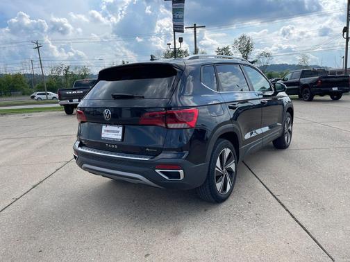 Deep Black Pearl 2024 Volkswagen Taos 1.5T SE