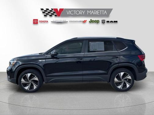 Deep Black Pearl 2024 Volkswagen Taos 1.5T SE