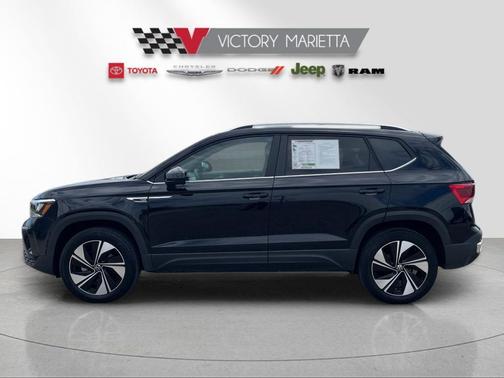 Deep Black Pearl 2024 Volkswagen Taos 1.5T SE