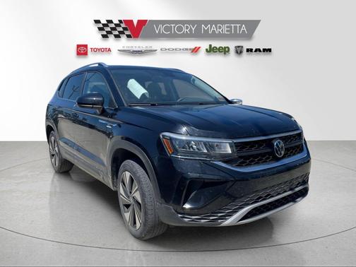 Deep Black Pearl 2024 Volkswagen Taos 1.5T SE