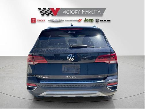 Deep Black Pearl 2024 Volkswagen Taos 1.5T SE