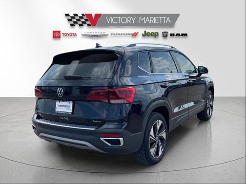 Deep Black Pearl 2024 Volkswagen Taos 1.5T SE