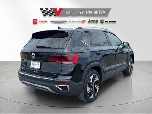 Deep Black Pearl 2024 Volkswagen Taos 1.5T SE