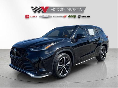 Midnight Black Metallic 2022 Toyota Highlander XSE