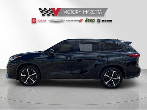 Midnight Black Metallic 2022 Toyota Highlander XSE