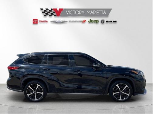 Midnight Black Metallic 2022 Toyota Highlander XSE