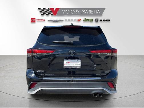 Midnight Black Metallic 2022 Toyota Highlander XSE