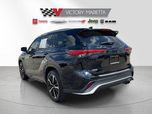 Midnight Black Metallic 2022 Toyota Highlander XSE