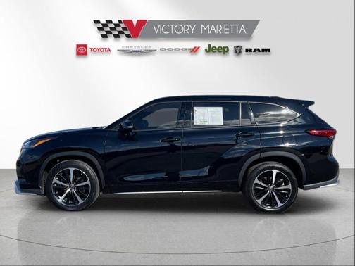 Midnight Black Metallic 2022 Toyota Highlander XSE