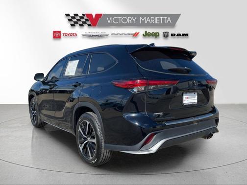 Midnight Black Metallic 2022 Toyota Highlander XSE
