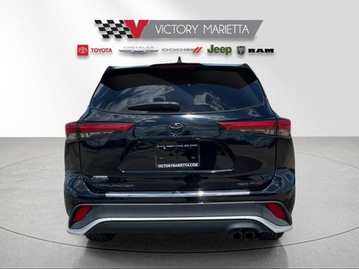 Midnight Black Metallic 2022 Toyota Highlander XSE