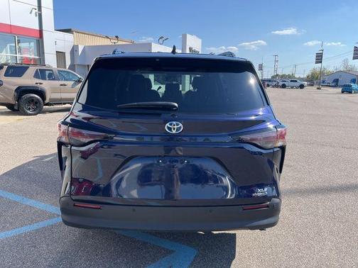 2024 Toyota Sienna XLE 8 Passenger