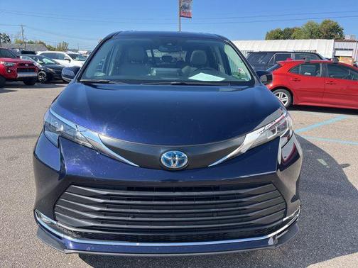 2024 Toyota Sienna XLE 8 Passenger