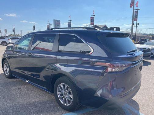 2024 Toyota Sienna XLE 8 Passenger