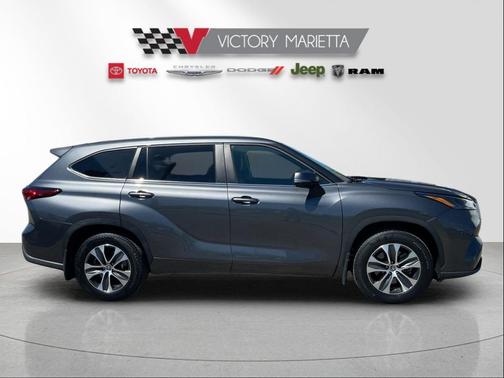 Magnetic Gray Metallic 2023 Toyota Highlander XLE