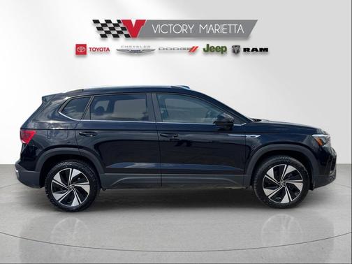 Deep Black Pearl 2024 Volkswagen Taos 1.5T SE