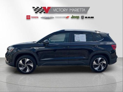 Deep Black Pearl 2024 Volkswagen Taos 1.5T SE