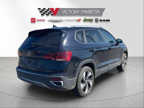 Deep Black Pearl 2024 Volkswagen Taos 1.5T SE