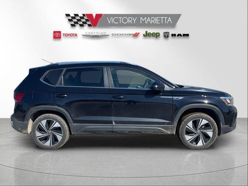 Deep Black Pearl 2024 Volkswagen Taos 1.5T SE