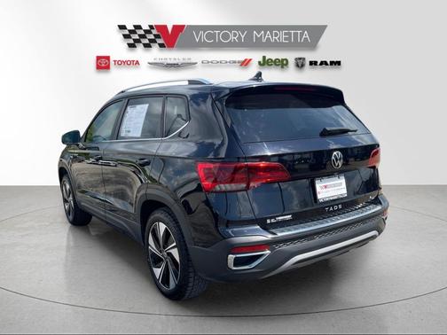 Deep Black Pearl 2024 Volkswagen Taos 1.5T SE