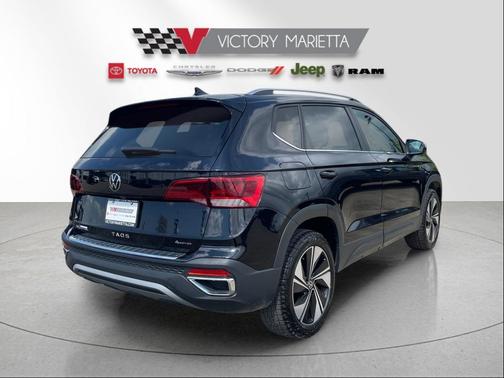 Deep Black Pearl 2024 Volkswagen Taos 1.5T SE