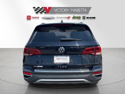 Deep Black Pearl 2024 Volkswagen Taos 1.5T SE