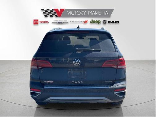 Deep Black Pearl 2024 Volkswagen Taos 1.5T SE