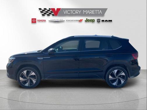Deep Black Pearl 2024 Volkswagen Taos 1.5T SE