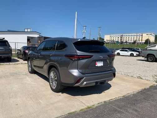 2025 Toyota Highlander Platinum