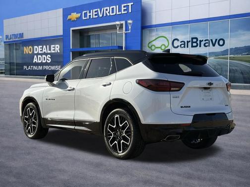 Iridescent Pearl Tricoat 2023 Chevrolet Blazer RS