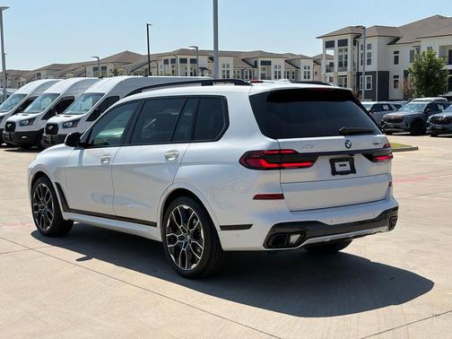 Mineral White Metallic 2027 BMW X7 xDrive40i
