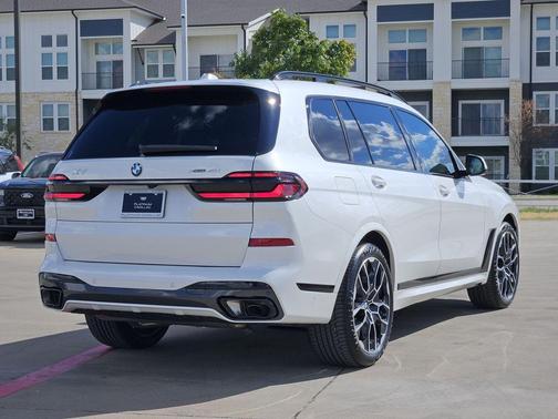 Mineral White Metallic 2027 BMW X7 xDrive40i