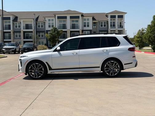Mineral White Metallic 2027 BMW X7 xDrive40i