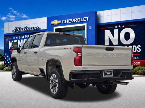 White Sands 2026 Chevrolet Silverado 2500 Custom