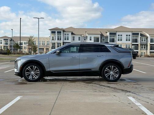 Argent Silver Metallic 2024 Cadillac LYRIQ Luxury