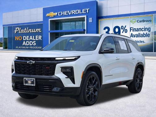 Iridescent Pearl Tricoat 2024 Chevrolet Traverse RS