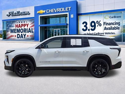 Iridescent Pearl Tricoat 2024 Chevrolet Traverse RS