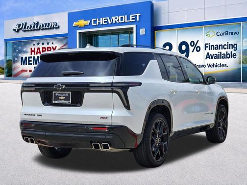 Iridescent Pearl Tricoat 2024 Chevrolet Traverse RS